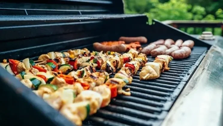 Get Ready for BBQ Season! How to Choose the Best BBQ Grill + Top BBQ Sauces and Recipes